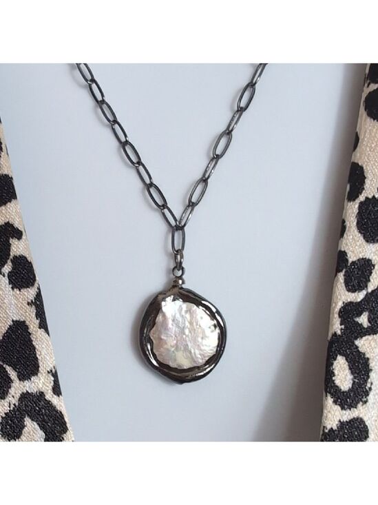 Jewelry - Pearly & Iridescent Artist Circle